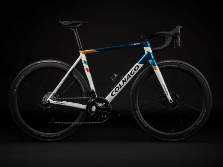 Realizzato a mano in Italia: Der Schriftzug unterhalb der Tricolore am Sitzrohr verrät, dass das C68 weiterhin komplett in Italien hergestellt wird.