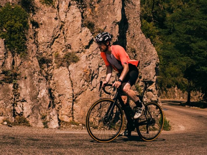 Au col de la Madone, une montagne d'entraînement très appréciée des professionnels au-dessus de Monaco, l'Utimate CFR Di2 a dû démontrer ses capacités de grimpeur.
