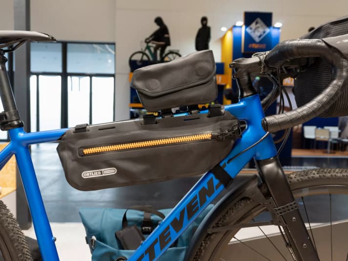 Comme le grand modèle du Frame-Pack d'Ortlieb, la petite version existe en deux variantes : avec fermeture éclair et en roll-top. La sacoche pour tube supérieur avec fermeture magnétique est également une nouveauté.