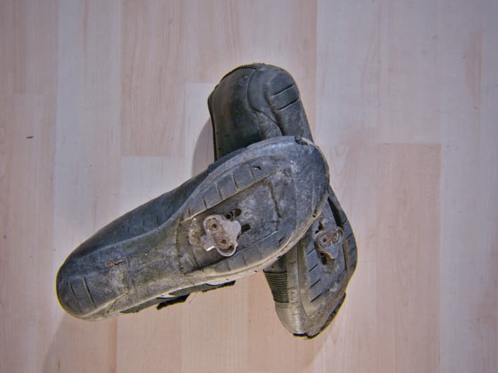 Abgenutzter Kleidung oder Radschuhen kann man beim Rollentraining ein zweites Leben schenken.