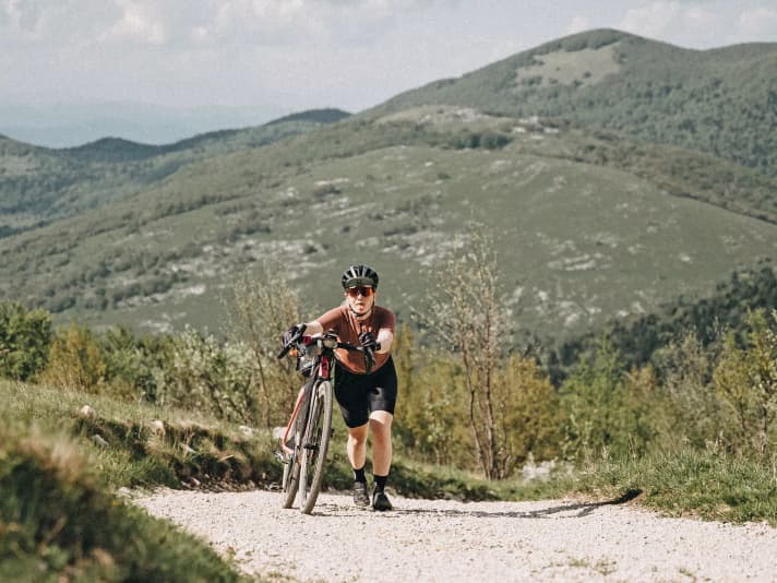 Sandra fights her way uphill over the gravel of the Seven Serpents 2022