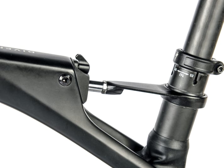 Pivot point: The lever adjusts the damping in three stages, which can also be done while riding. The carbon insert (labelled) allows two different degrees of firmness by turning it