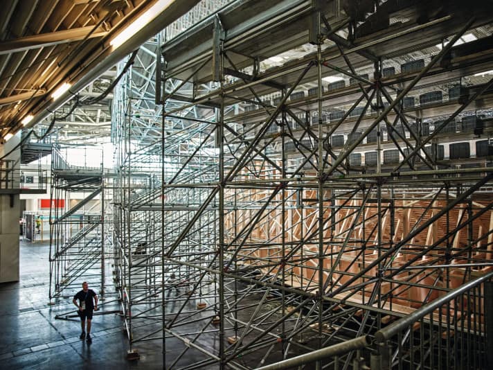 Championnats d'Europe : Une structure complexe soutient la piste de course dans le hall d'exposition