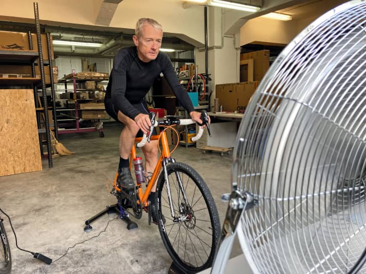 Each shirt was ridden outside, but also under controlled ergometer conditions.