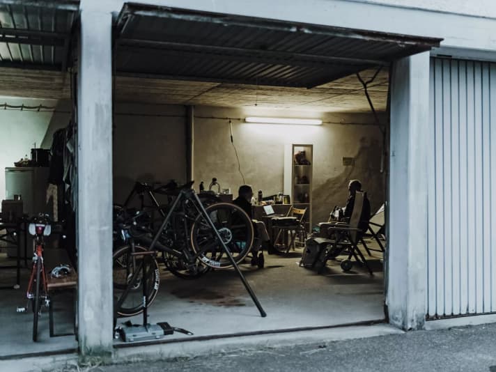 Entre deux interventions, Kristian, Sandra, Alisa, Martin et Stefan ont habité un garage.