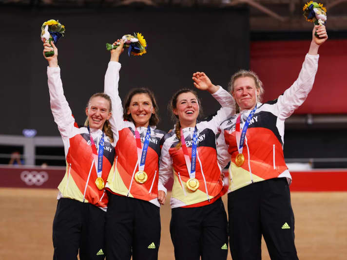       Olympic gold medal in the track foursome in Tokyo: Franziska Brausse, Lisa Brennauer, Lisa Klein and Mieke Kröger
