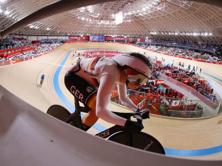Emma Hinze on the track 