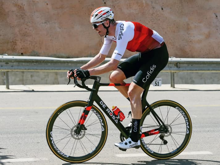 Cofidis-Profi Max Walscheid überragt das Peloton mit 1,99 Meter Körpergröße