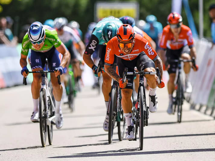 Der australische Sprinter Caleb Ewan taucht mit 1,67 Metern Größe durch den Fahrtwind
