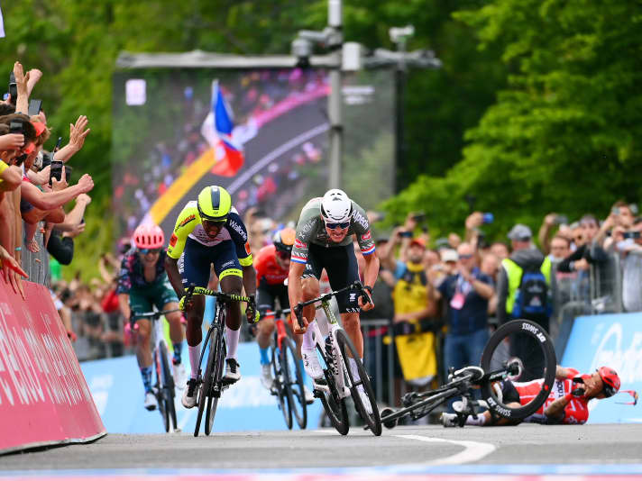  Drame pur lors de la première étape du Giro d'Italia : alors que Caleb Ewan chute, Mathieu van der Poel s'empare du maillot rose.