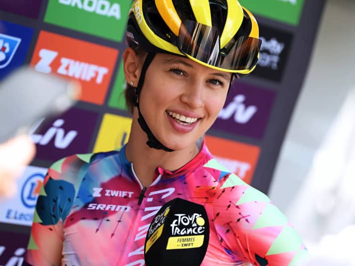 PLANCHE DES BELLES FILLES, FRANCE - 31 JUILLET : Katarzyna Niewiadoma de Pologne et Team Canyon//SRAM Racing rencontre la presse au départ avant le 1er Tour de France Femmes 2022, étape 8 une étape de 123,3km de Lure à La Super Planche des Belles Filles / #TDFF / #UCIWWT / le 31 juillet 2022 à la Planche des Belles Filles, France. (Photo by Dario Belingheri/Getty Images)