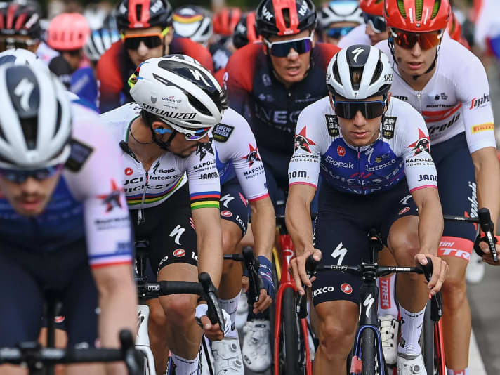 Weltmeister Julian Alaphilippe (links) trug entscheidend zu Evenepoels Erfolg bei - bis er stürzte