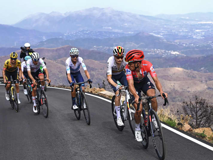 Remco Evenepoel hatte die Konkurrenz stets im Blick - vor allem Primoz Roglic (ganz hinten) und Enric Mas (Mitte)