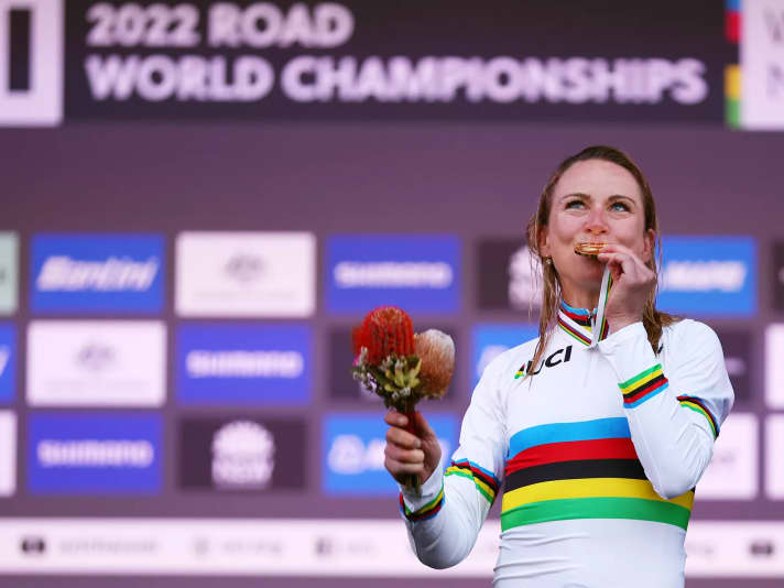 Rad-WM in Australien: Goldmedaille und Weltmeistertitel, Annemiek Van Vleuten aus den Niederlanden küsst ihre Medaille  