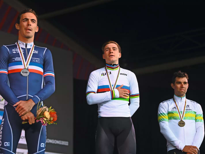 Championnats du monde de cyclisme : les médaillés Christophe Laporte, Remco Evenepoel et Michael Matthews (de gauche à droite) 