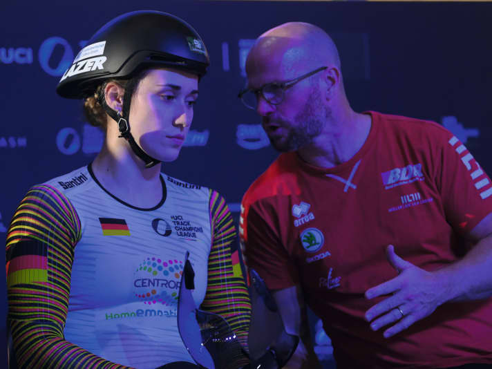 National sprint coach Jan van Eijden in conversation with Pauline Grabosch, who suffered a health problem in Berlin