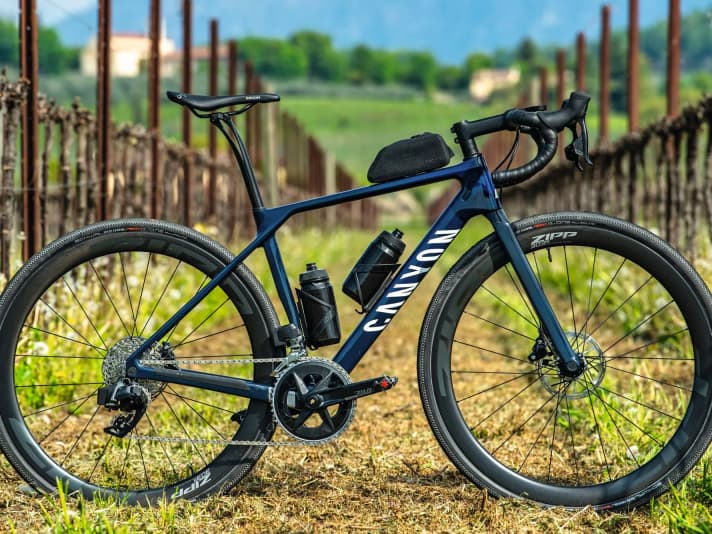 Le Canyon Endurace CF 7 All-Road en XXS roule sur des roues de 650B et est équipé de
guidon étroit (400 millimètres) et manivelle courte (165 millimètres)