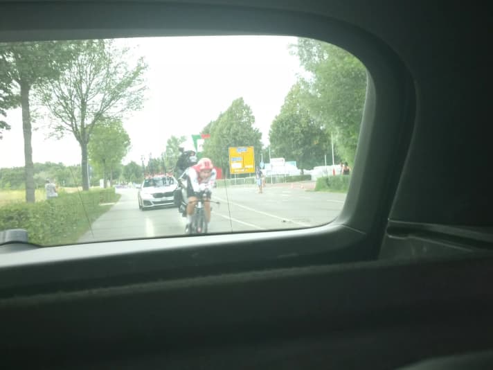 Le moment de la récupération vu de la banquette arrière : voilà Stefan Bissegger qui s'approche en volant