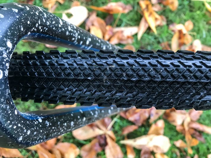 Die Mitte rollt leicht, die seitlichen Stollen bringen Grip.