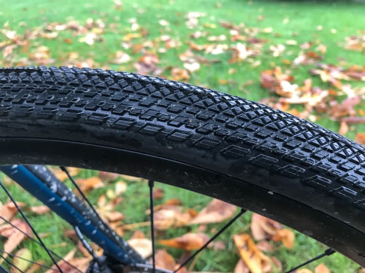 Die weit heruntergezogenen Schulterstollen bringen viel Traktion in Kurven.