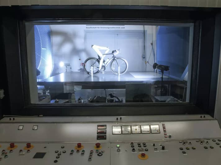 The TOUR team needs around 30 minutes for the complete measurement of a road bike - including assembly and disassembly on the test stand