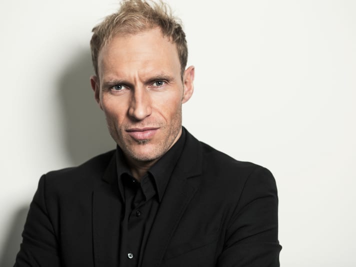 Jörg Ludewig fuhr während seiner aktiven Laufbahn unter anderem für die Teams Saeco und T-Mobile. Heute ist er Leiter des Sportmarketings der Dr. Wolff Group zu der auch Alpecin gehört, der Hauptsponsor des Teams Alpecin-Fenix.