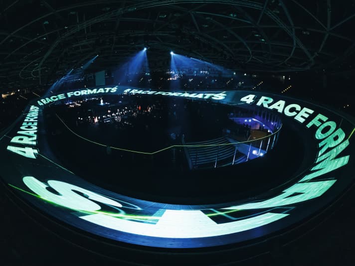 Lichtspektakel: Als am 19. November im Berliner Velodrom die Hauptlichter ausgehen und die Lightshow beginnt, herrscht Gänsehaut-Stimmung