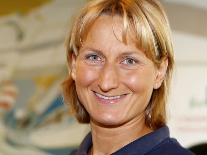 Le Dr Lucia Kühner, médecin du sport à Grömitz, elle-même triathlète et cycliste, traite de nombreux sportifs d'endurance avec des kinesiotapes.