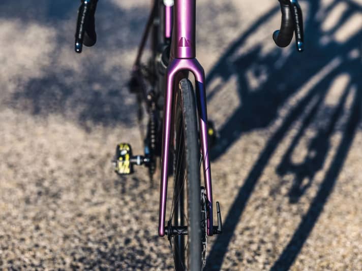 The Canyon Ultimate has space for tyres up to 32 millimetres wide. It rolls on 25 (front) and 28 (rear) millimetre wide tyres as standard.