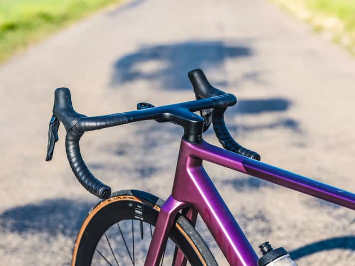 The height of the handlebar/stem unit can be adjusted by up to 15 millimetres without any changes to the cables