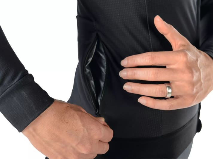 Allwetter-Rennrad-Trikot von Maap: Krimskrams-Taschen mit Reißverschluss und extra Nässeschutz sind sehr praktisch