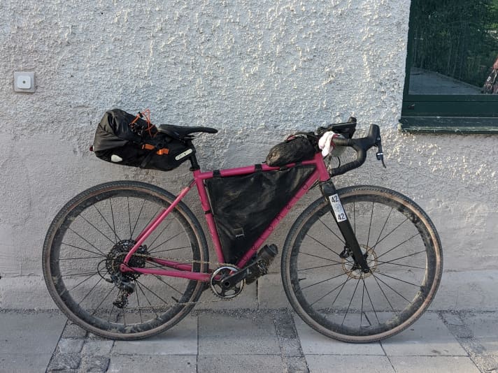 Lors de cet événement de bikepacking, le gravelbike, les bagages et la conductrice ont accumulé pas mal de poussière et de boue, mais aussi beaucoup d'expériences et d'aventures. Déficit de sommeil inclus.