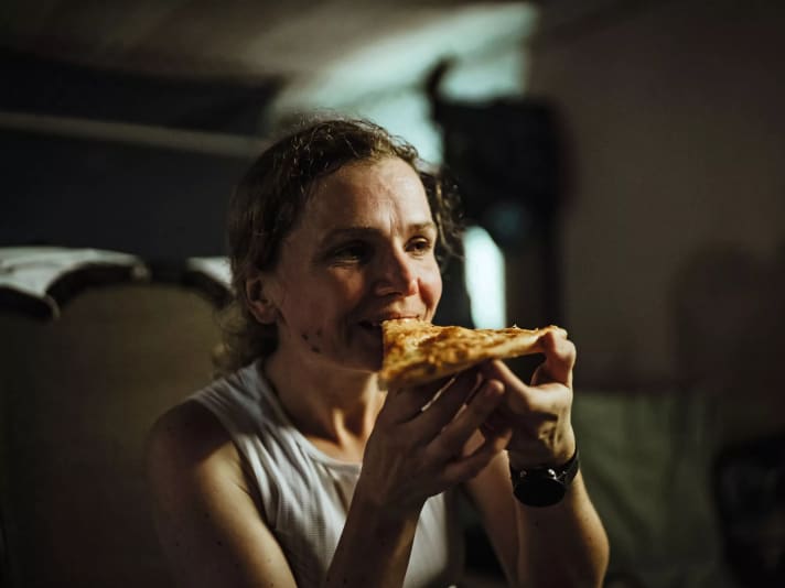 Sandra se réjouit de la pizza pour changer des barres et des bonbons