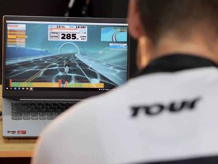 Apps und Software fürs Rollentraining wie hier im Bild Zwift haben wir ausgiebig getestet.