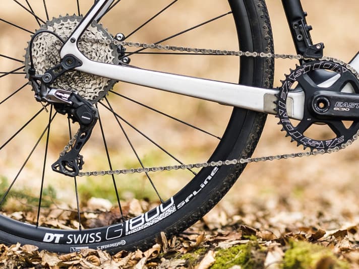 Le dérailleur Shimano GRX-812 avec cassette à 11 vitesses et étagement 11-42 sur le vélo de gravel Stevens Camino Pro.