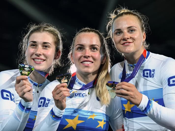 Pauline Grabosch, Emma Hinze et Lea Sophie Friedrich (de gauche à droite) remportent le sprint par équipe