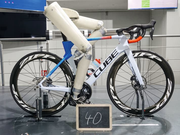 Valeurs de référence : TOUR mesure les vélos d'essai en plus de l'équipement de série, avec une paire de roues de référence rapide