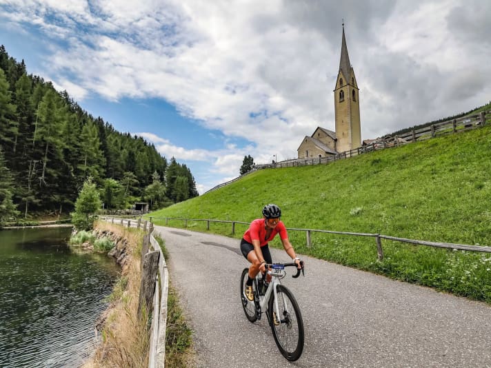"It's incredibly nice to be back on the road bike after an injury," says Claudia Rier