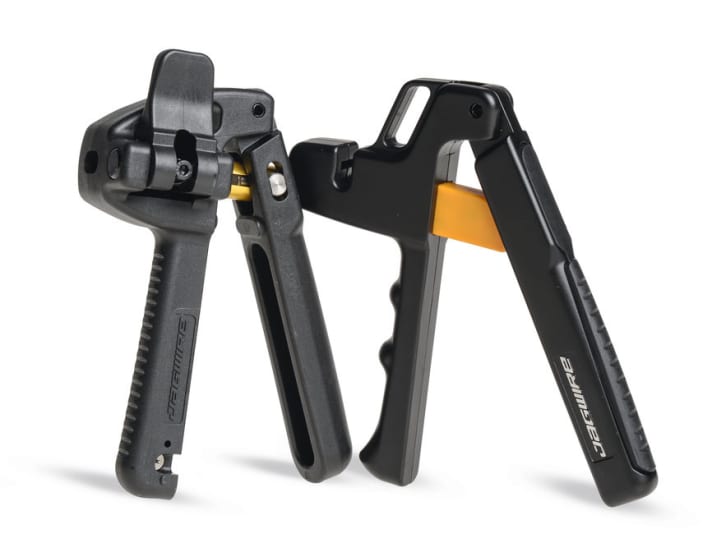 Der Elite Hydraulic Cutter (rechts) und Pro Needle Driver (links) von Jagwire