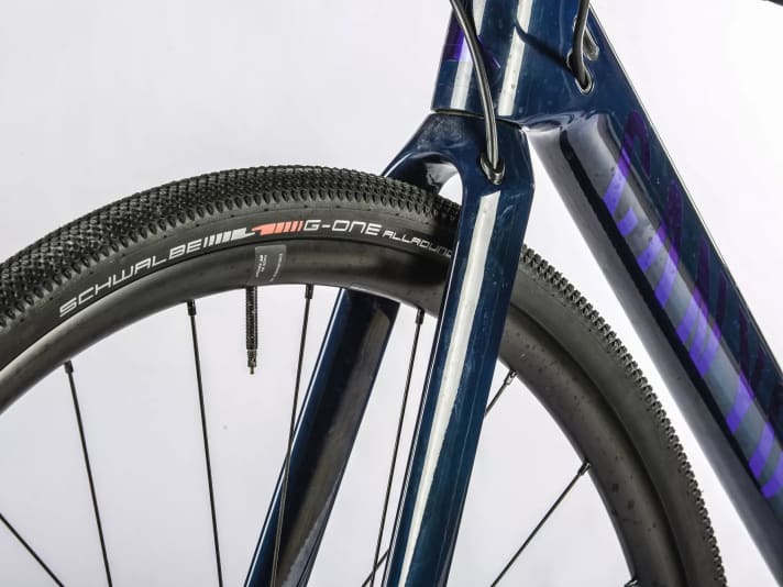 Le Schwalbe G-One Allround de 35 millimètres de large est un pneu gravel sur un vélo marathon 