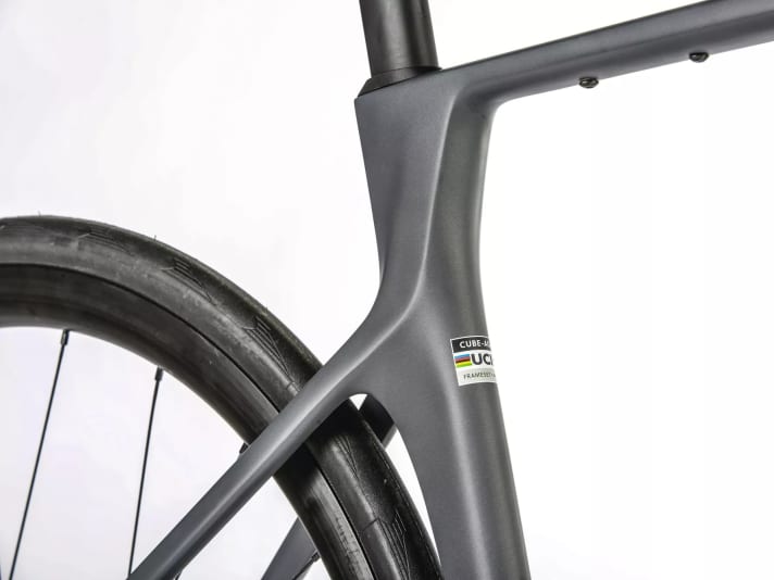 A transport box can be attached to the top tube. However, this is not included in the basic model of the recumbent