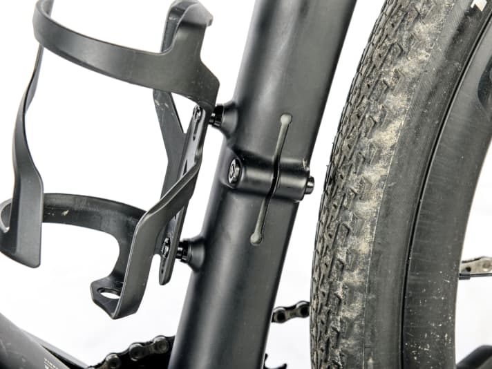 Low point: The carbon insert is clamped far down in the seat tube, at the height of the bottle cage, which allows the seatpost to flex over its entire length - up to 30 millimetres at the saddle