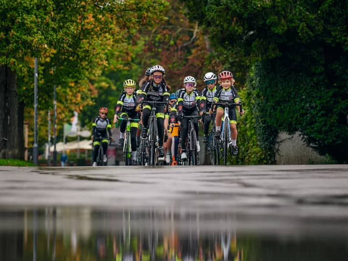 Beim Anschwitzen vor den Rennen am Wochenende fahren die zehnjährige Nele und der achtjährige Ben ganz vorne 