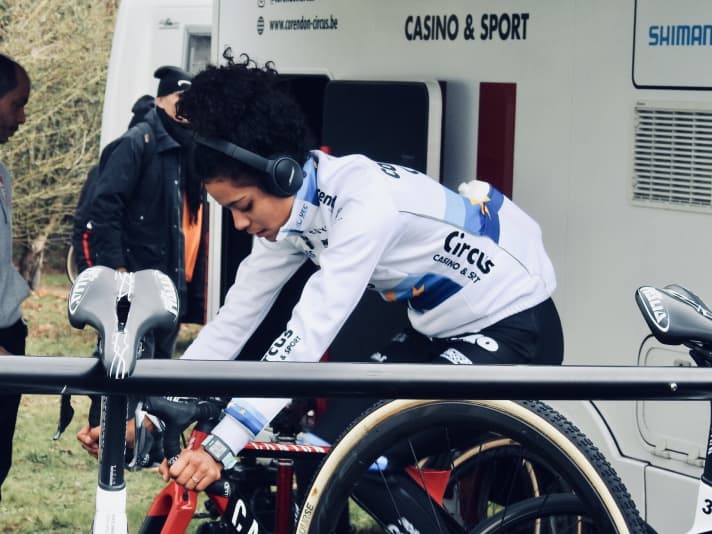   The right beat to prepare the body for the stress of racing: Ceylin Alvarado on the roller before a cyclocross race.