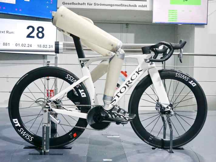 Sans dérailleur arrière, l'Aerfast.5, testé en soufflerie avec une peinture blanche, permet d'économiser trois watts sur la performance aéro.