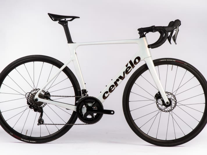 The Cervelo Soloist 105 road bike costs 4299 euros and weighs 8.9 kilos.
