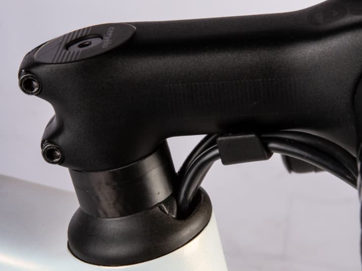 The cables are routed under the stem into the head tube