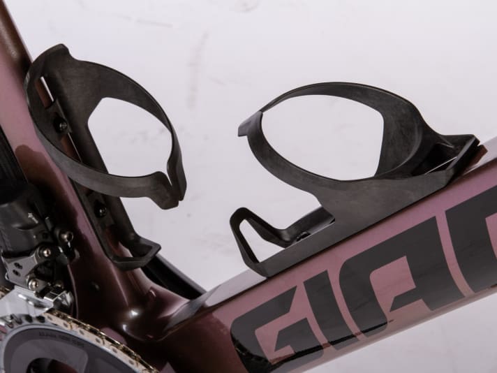 Detailliebe: Die serienmäßigen Giant-Flaschenhalter schmiegen sich perfekt an die Rahmenrohre.