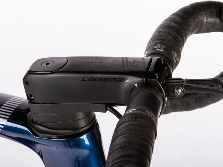 Le guidon en carbone agréablement sculpté du Lapierre Aircode DRS 5.0