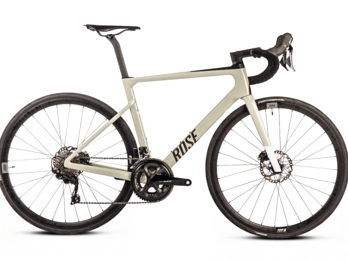 The most comfortable bike in the test: <a href="https://www.awin1.com/cread.php?awinmid=11768&awinaffid=471469&clickref=T+Rose+XLite+04+105+&ued=https%3A%2F%2Fwww.rosebikes.de%2Frose-xlite-04-105-2696906%3Fproduct_shape%3Dchalk" target="_blank" rel="noopener noreferrer nofollow">Rose XLite 04 105</a>*